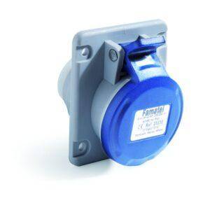Famatel Base empotrar 2P+T 16A IP54 salida inclinada 10º Ref: 23230