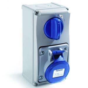 Famatel Base 3P+N+T 32A IP54 interblocante vertical de superficie Ref: 26017