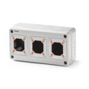 Famatel Envolvente pretroquelada para 3 mecanismos IP65