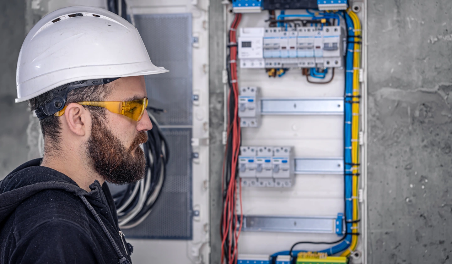Cuadro eléctrico abierto con cables de colores conectados a los magnetotérmicos