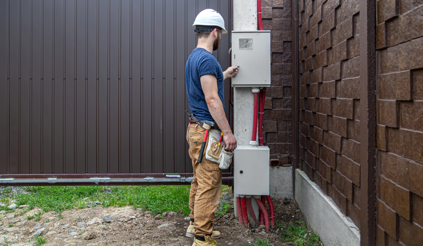 Electricista revisando armarios eléctricos estancos instalados a la intemperie