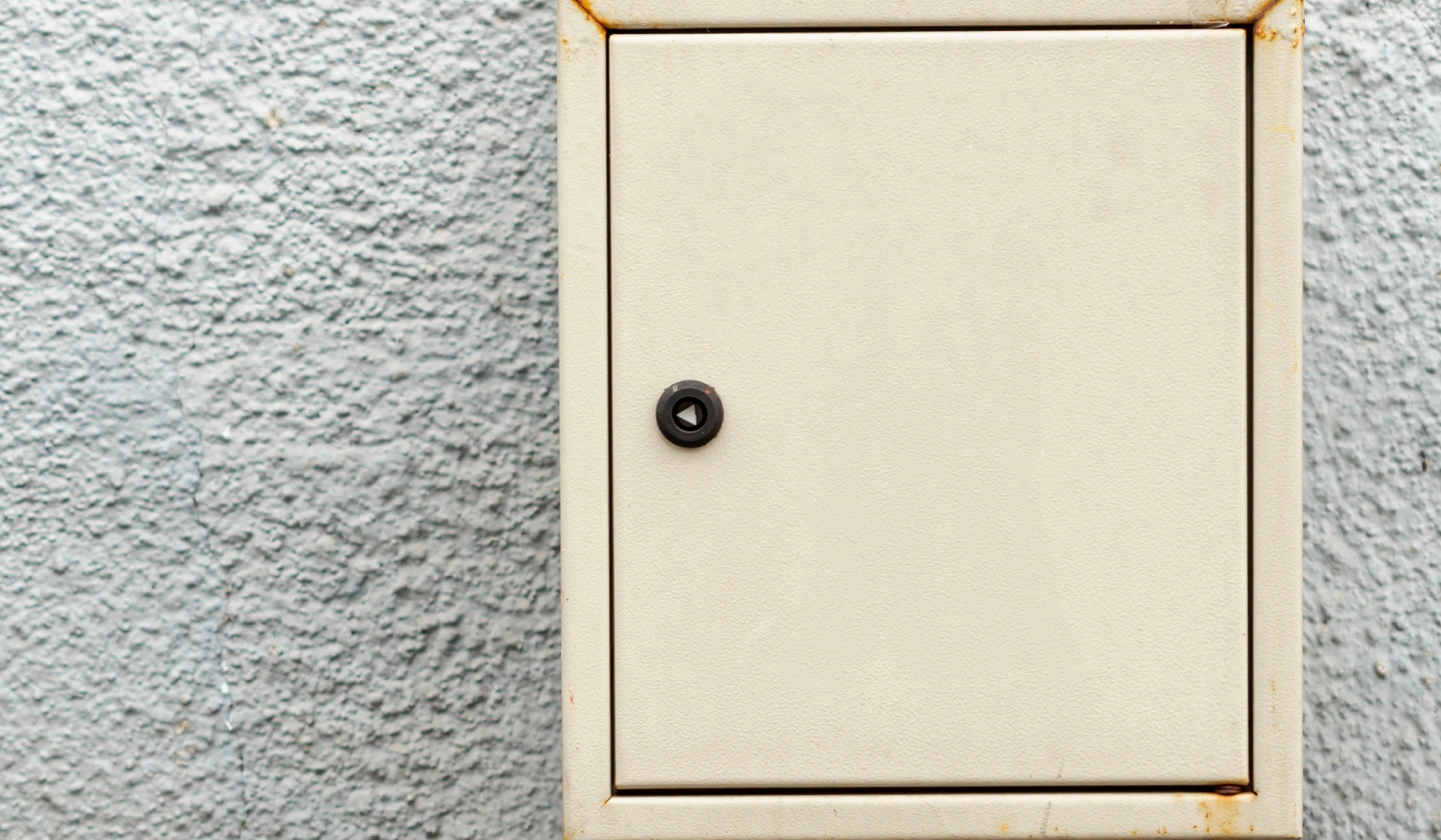 Caja estanca de superficie sobre una fachada con el tubo de acometida
