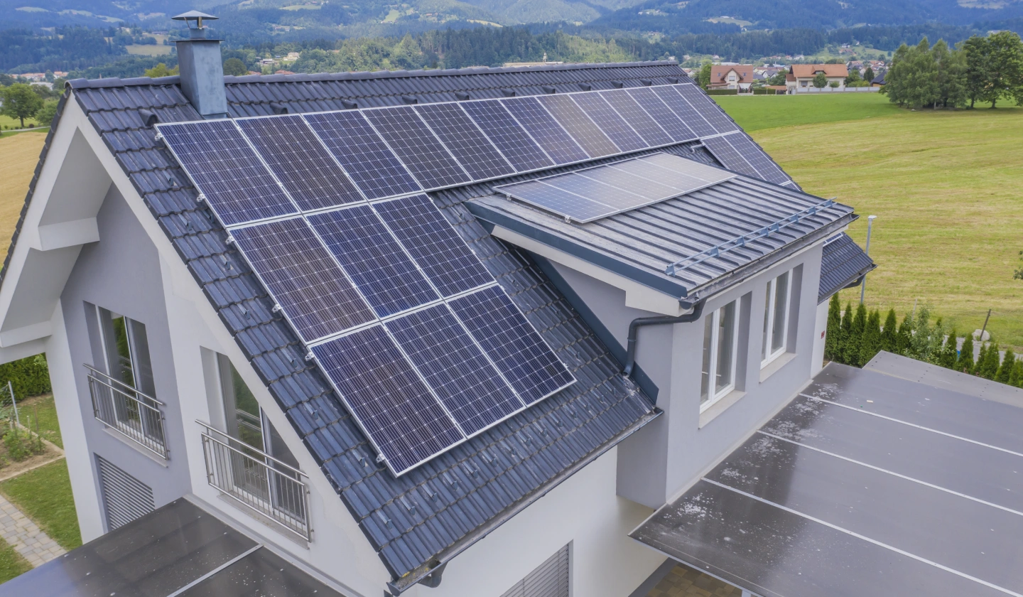 Vivienda unifamiliar con placas solares fotovoltaicas instaladas en el tejado