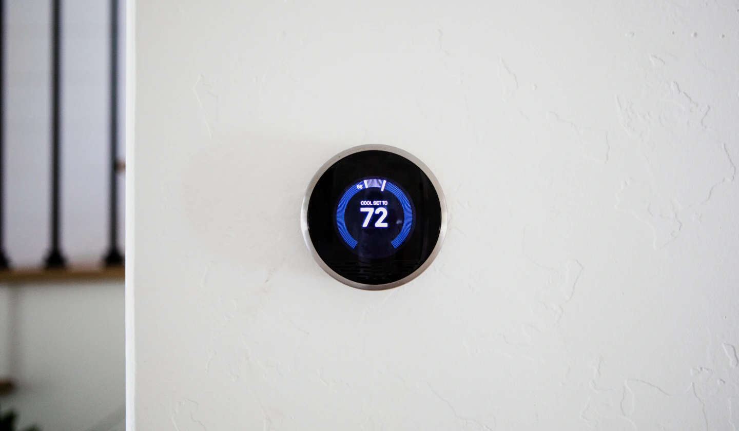 Termostato circular de pared con la temperatura en pantalla