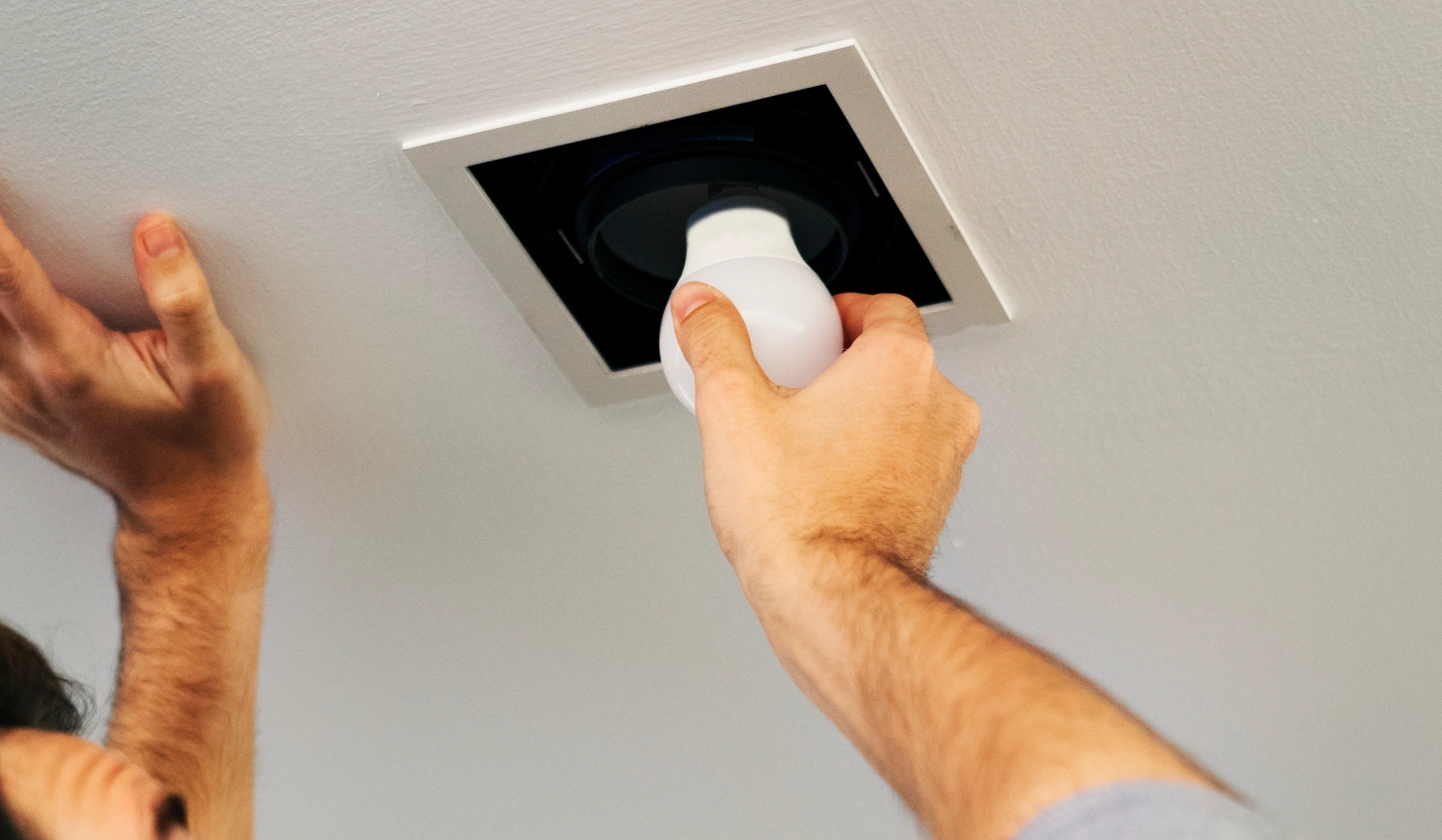 Cambio de una bombilla LED en un downlight empotrado de techo