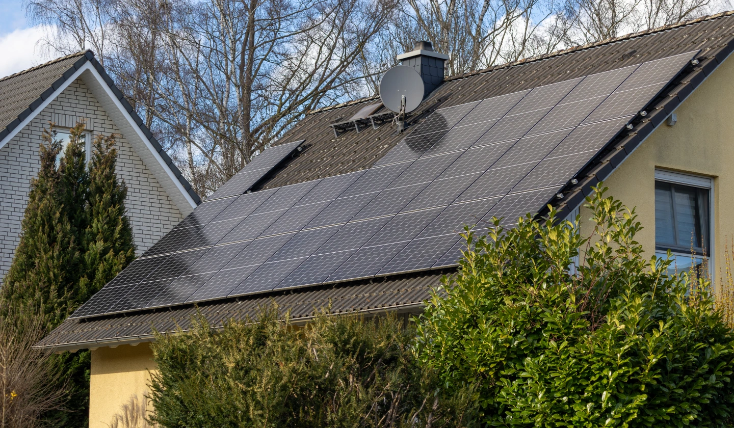 Tejado de una vivienda unifamiliar con módulos fotovoltaicos para autoconsumo